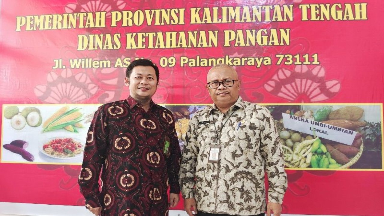 Direktur Pengendalian Kerawanan Pangan Bapanas Rahmad Firdaus (kiri) bersama Kadishanpang Kalteng Riza Rahmadi di Palangka Raya, Jumat. (ANTARA/Muhammad Arif Hidayat)