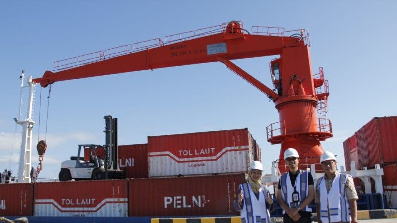 Suasana peninjauan langsung kedatangan kapal tol laut KM Kendhaga Nusantara 7 di pelabuhan Labuan Bajo, Nusa Tenggara Timur (NTT), Rabu (17/5/2023). (ANTARA/HO-Bapanas)