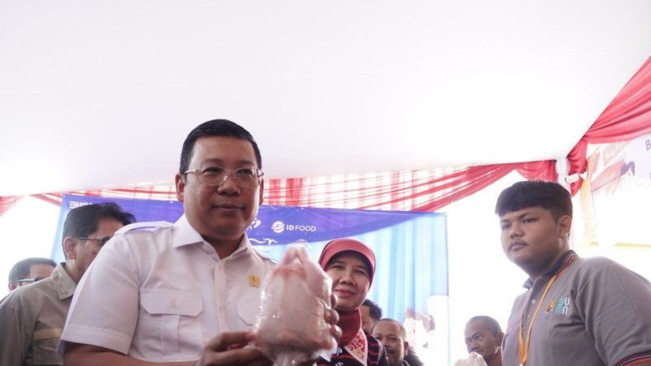 Kepala Badan Pangan Nasional/National Food Agency (NFA) Arief Prasetyo Adi saat penyaluran perdana bantuan pangan telur dan daging ayam untuk penurunan stunting dan pengentasan daerah rentan rawan pangan di Bekasi, Jawa Barat, Sabtu (15/4/2023). ANTARA/HO-Bapana