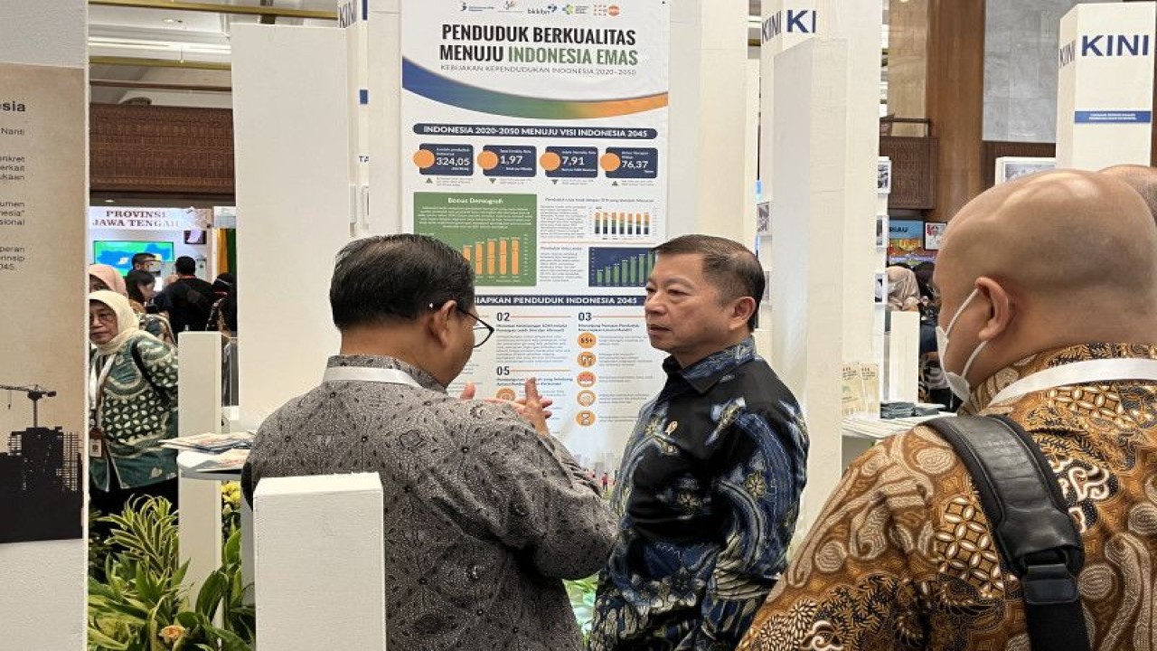 Kepala Badan Perencanaan Pembangunan Nasional (Bappenas) Suharso saat melihat pameran di Assembly Hall, Jakarta Convention Center, Jakarta, Selasa (16/5/2023). ANTARA/M. Baqir Idrus Alatas
