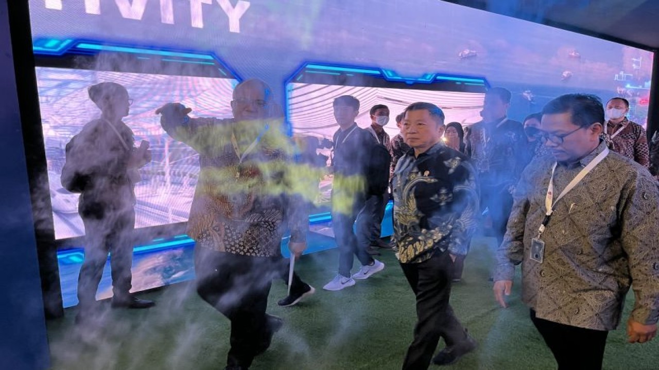 Kepala Badan Perencanaan Pembangunan Naisonal Suharso Monoarfa saat berkeliling sebelum agenda Musyawarah Perencanaan Pembangunan Nasional (Musrenbangnas) 2023 di Assembly Hall, Jakarta Convention Center, Jakarta, Selasa. Assembly Hall, Jakarta Convention Center, Jakarta, Selasa (16/5/2023). ANTARA/M. Baqir Idrus Alatas