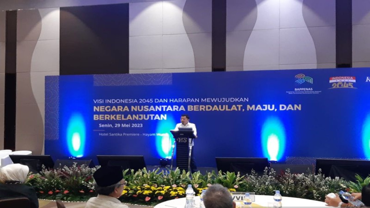 Menteri Perencanaan Pembangunan Nasional (PPN) / Kepala Badan Perencanaan Pembangunan Nasional (Bappenas) Suharso Monoarfa saat memberikan keynote speech dalam acara Focus Group Discussion dengan tema Visi Indonesia 2045 dan Harapan Mewujudkan Negara Nusantara Berdaulat, Maju, dan Berkelanjutan di Jakarta, Senin (29/5/2023). (ANTARA/Bayu Saputra) (ANTARA/Bayu Saputra)