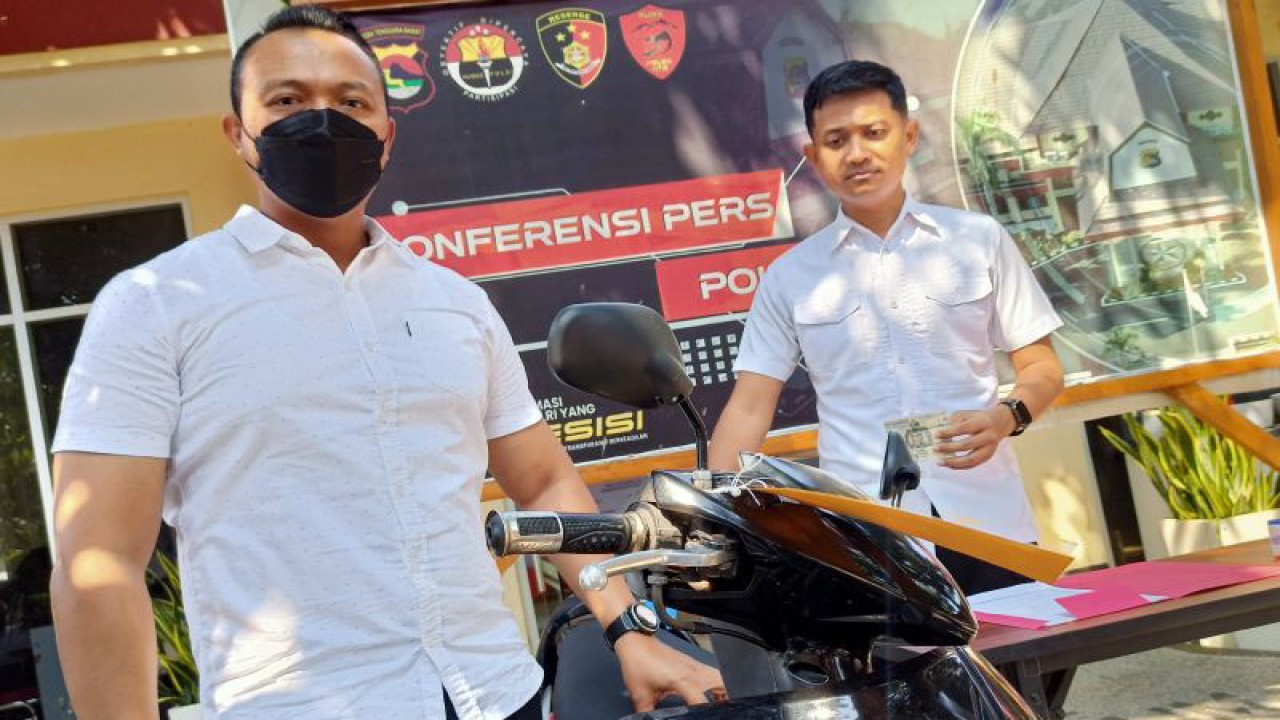 Petugas kepolisian menunjukkan barang bukti kasus pencurian dengan modus sewa ojek di Mataram, Jumat (19/5/2023). ANTARA/Dhimas B.P.