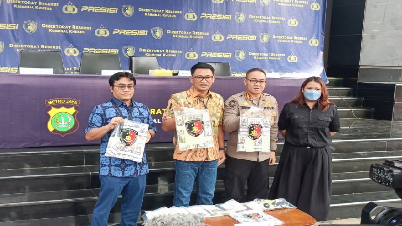 Direktur Reserse Kriminal Khusus Polda Metro Jaya Kombes Pol Auliansyah Lubis (kedua dari kiri) bersama Kabid Humas Polda Metro Jaya Kombes Pol Trunoyudo Wisnu Andiko (kedua dari kanan) menunjukkan barang bukti dolar palsu di Polda Metro Jaya, Jumat (19/5/2023) ANTARA/Ilham Kausar