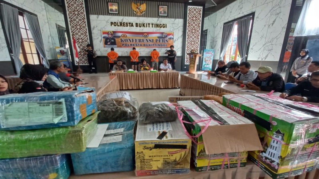 Polresta Bukittinggi, Sumbar mengungkap kasus peredaran narkotika jenis ganja dengan modus pengiriman melalui jasa ekspedisi yang dikirim hingga ke Jakarta dan NTB. ANTARA.