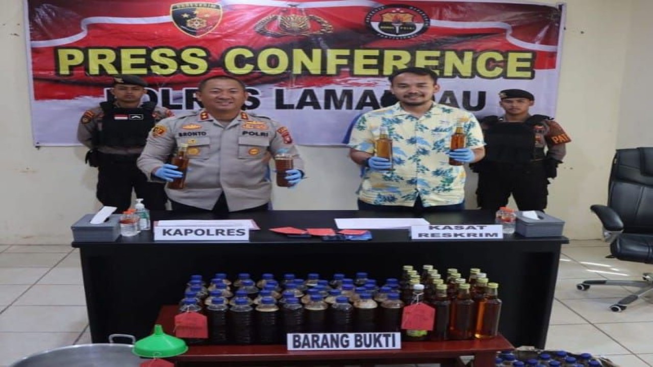 Kapolres Lamandau AKBP Bronto Budiyono (kiri) didampingi Kasat Reskrim Iptu Faisal Firman Gani menunjukkan ratusan botol madu palsu milik dua orang pelaku yang kini sudah mendekam di sel polres setempat, Rabu (24/5/2023). ANTARA/Humas Polres Lamandau