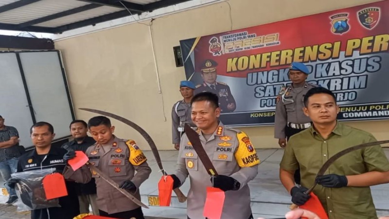 Petugas Polresta Sidoarjo menunjukkan barang bukti berupa celurit yang diduga digunakan untuk melakukan penganiayaan hingga korban meninggal, Rabu (24/5). ANTARA/HO Polresta Sidoarjo