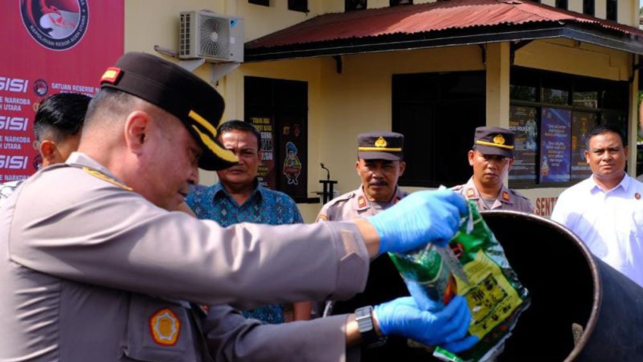 Petugas memusnahkan barang bukti narkotika senilai Rp14,2 milar di Mapolres Aceh Utara, Kamis (25/5/2023). ANTARA/HO-Humas Polres Aceh Utara
