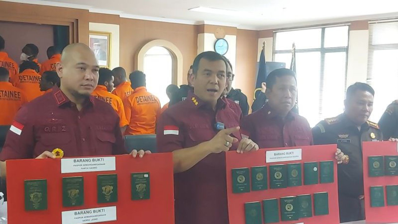 Direktur Jenderal Imigrasi Kementerian Hukum dan HAM Silmy Karim (tengah) bersama Kepala Kantor Imigrasi Kelas I Jakarta Utara Qriz Pratama (kiri) dalam konferensi pers di Kelapa Gading, Jakarta Utara, Senin (29/5/2023). ANTARA/Abdu Faisal