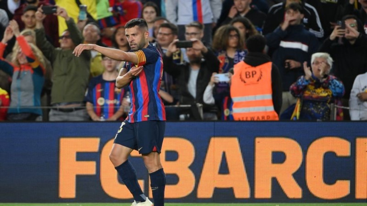 Jordi Alba mengenakan ban kapten setelah mencetak gol untuk Barcelona dalam pertandingan Liga Spanyol lawan Osasuna di Camp Nou pada 3 Mei 2023. ANTARA/AFP/LLUIS GENE