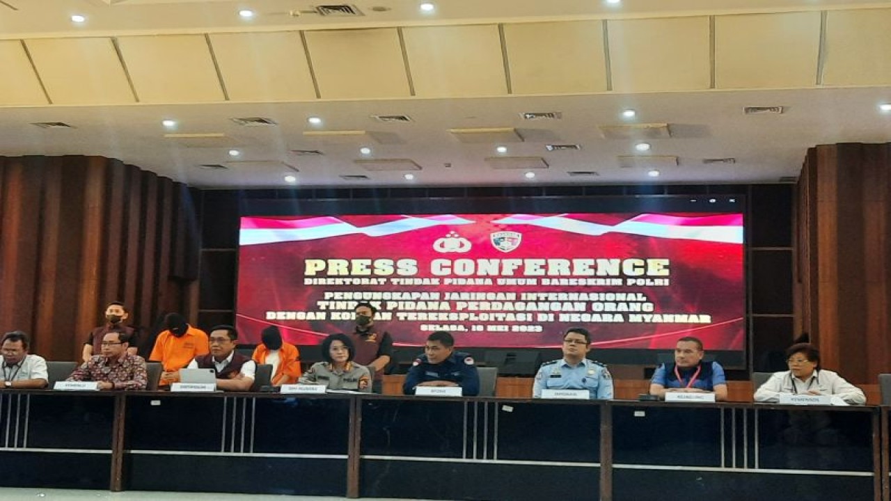 Direktorat Tindak Pidana Umum (Dittipdium) Bareskrim Polri bersama kementerian/lembaga terkait menggelar konferensi pers terkait perkembangan penanganan kasus tindak pidana perdagangan orang (TPPO) di Myanmar dan Filipina, di Mabes Polri, Jakarta Selasa (16/5/2023). ANTARA/Laily Rahmawaty