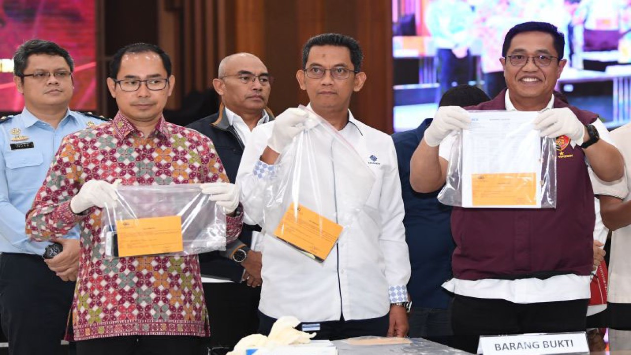 Dirtipidum Bareskrim Polri Brigjen Polisi Djuhandhani Rahardjo Puro (kanan) didampingi Direktur Bina P2MI Rendra Setiawan (kedua kanan) dan Direktur Perlindungan WNI dan BHI Kemenlu Judha Nugraha (kedua kiri) menunjukkan barang bukti dalam pengungkapan jaringan internasional Tindak Pidana Perdagangan Orang (TPPO) di Mabes Polri, Jakarta, Selasa (16/5/2023). ANTARA FOTO/Sigid Kurniawan/rwa.