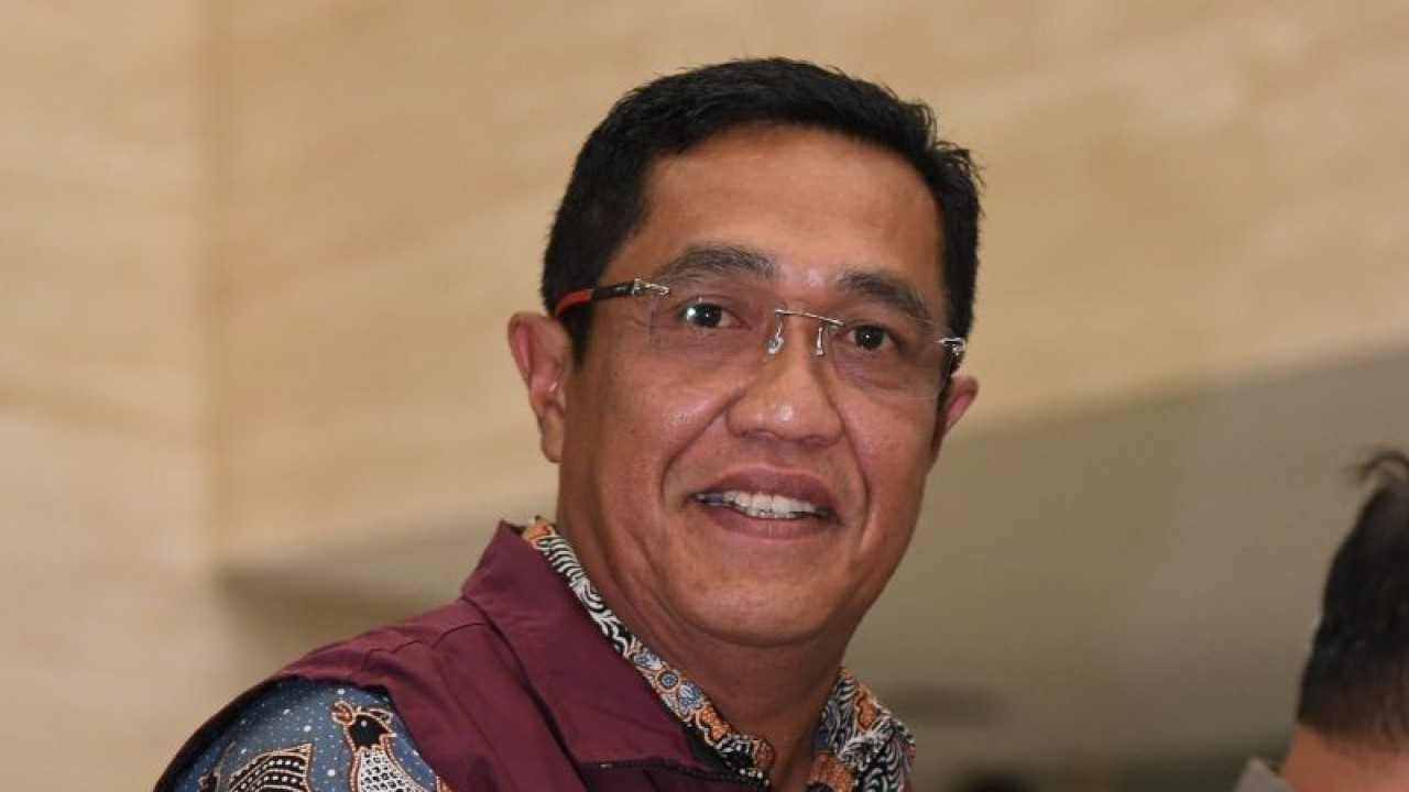 Arsip foto - Direktur Tindak Pidana Umum Bareskrim Polri Brigjen Polisi Djuhandhani Rahardjo memperlihatkan barang bukti paspor dalam rilis di Bareskrim Polri, Jakarta, Jumat (10/2/2023). ANTARA/Laily Rahmawaty