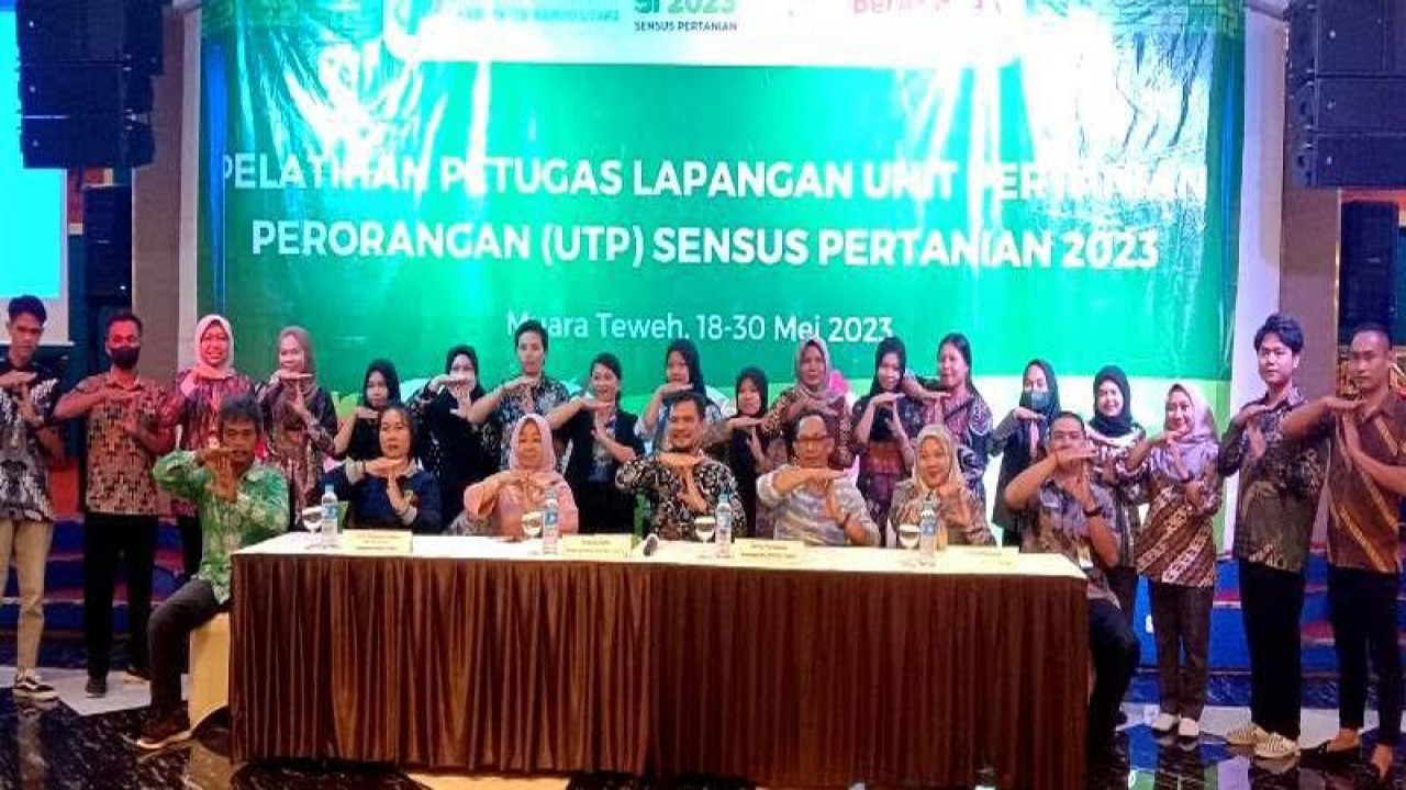 Kepala Badan Pusat Statistik Barito Utara Achmad Nasrullah bersama para peserta foto bersama usai pembukaan pelatihan petugas lapangan Unit Petanian Perorangan (UTP) pada Sensus Pertanian (SP) 2023 gelombang I, di Muara Teweh, Kamis (18/5/2023). ANTARA/Dokumen Pribadi