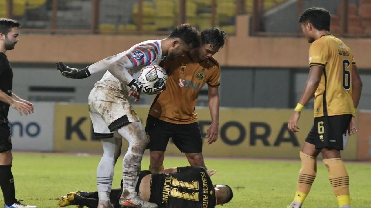 Pesepak bola Bhayangkara FC Muchammad Aqil (kiri) bersitegang dengan pesepak bola PS Barito Putera G Tocantins (tengah) pada pertandingan Liga 1 di Stadion Wibawa Mukti, Cikarang, Kabupaten Bekasi, Jawa Barat, Rabu (5/4/2023). Kedua tim bemain imbang 1-1. ANTARA FOTO/ Fakhri Hermansyah/aww. (ANTARA FOTO/Fakhri Hermansyah)