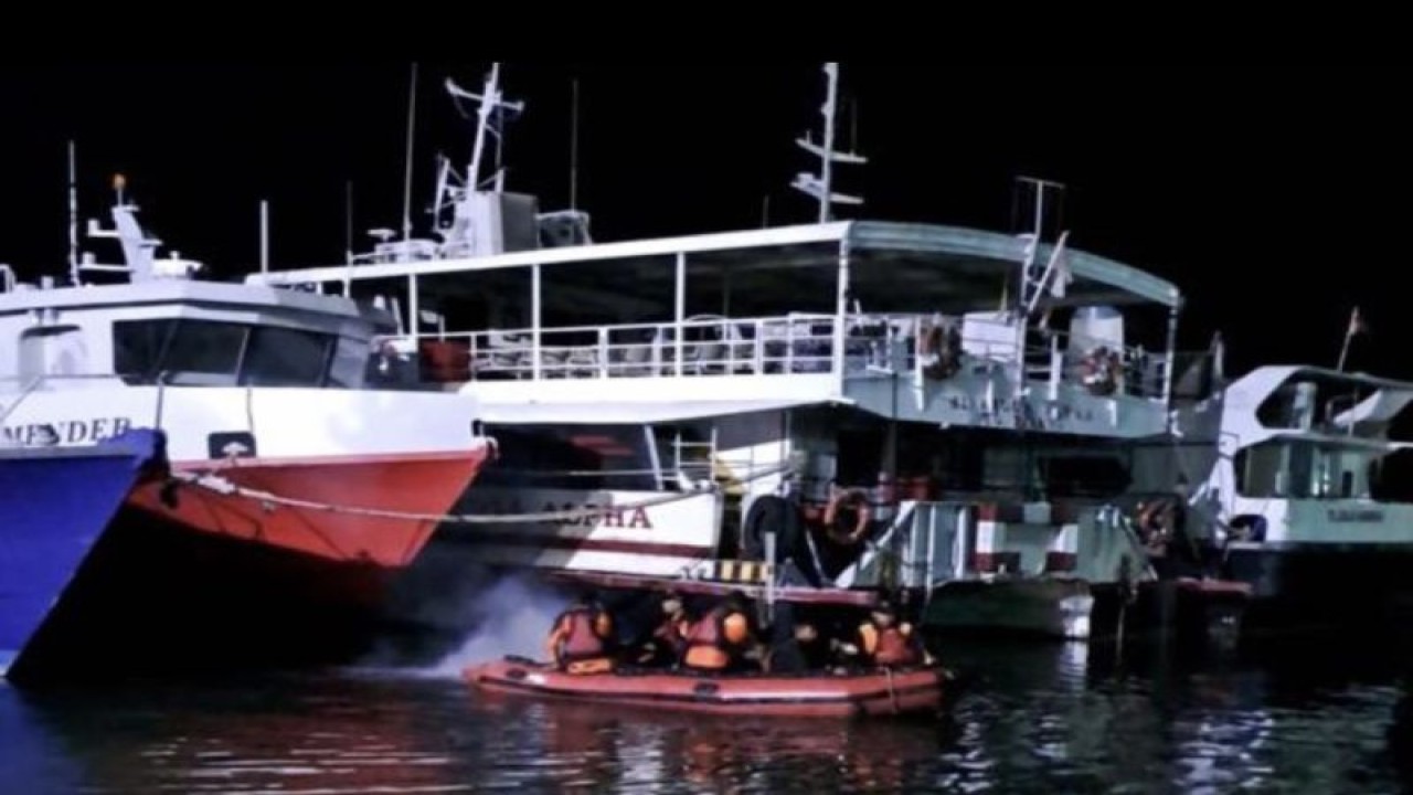 Basarnas melakukan pencarian terhadap dua anak yang tenggelam di Perairan Tanjung Uncang, Kota Batam. (ANTARA/HO-Humas Basarnas Tanjungpinang)