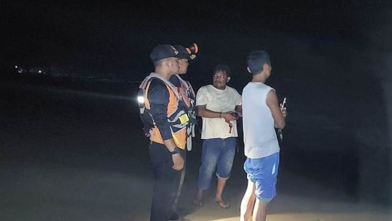 Petugas Basarnas Pos Meulaboh, Aceh Barat bersama masyarakat melakukan penyisiran di pesisir Pantai Wisata Seunagan, Kecamatan Kuala Pesisir, Kabupaten Nagan Raya, Provinsi Aceh, guna mencari dua anak yang tenggelam di pantai setempat, Selasa (23/5/2023) jelang tengah malam. ANTARA/HO-Basarnas Meulaboh