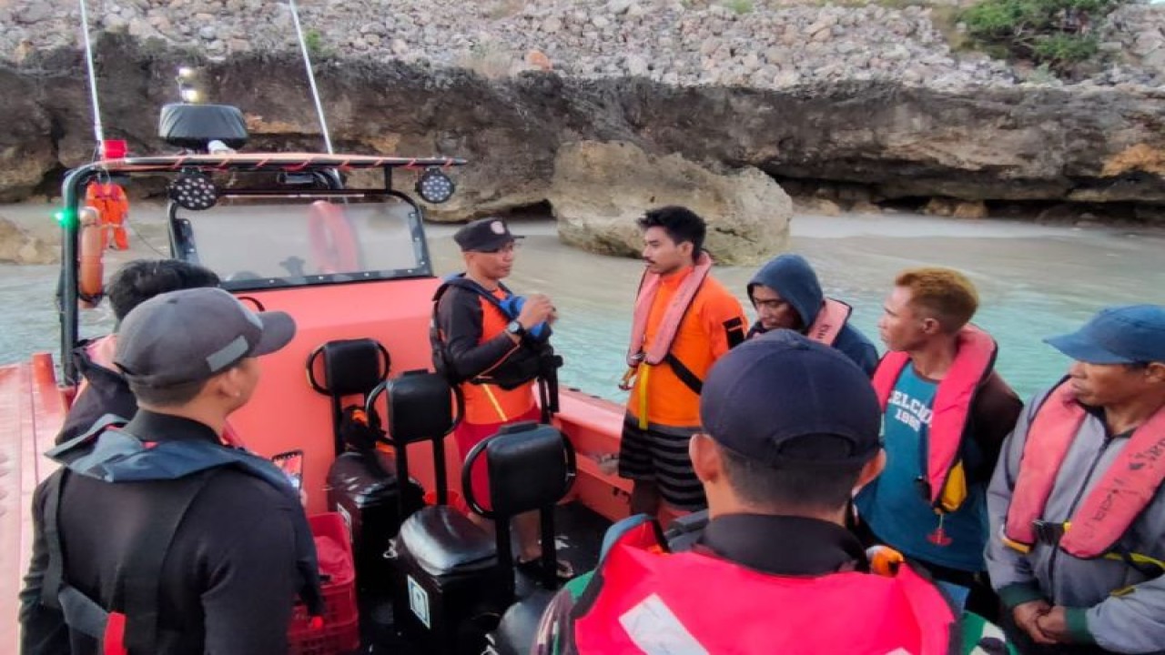 Tim SAR dari Kantor Pencarian dan Pertolongan (Basarnas) Kupang melakukan penyelamatan terhadap empat nelayan yang mengalami kecelakaan kapal di perairan Rote Kabupaten Rote Ndao Provinsi Nusa Tenggara Timur, Rabu (17/5). (ANTARA/HO-Basarnas Kupang)