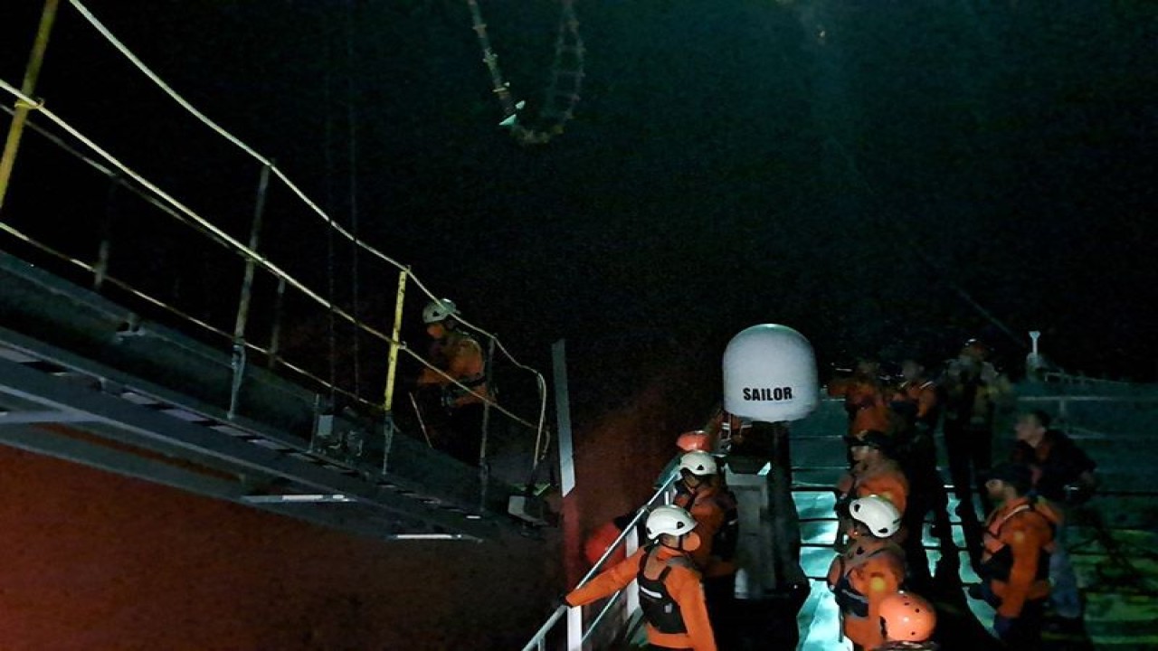Tim SAR mengevakuasi warga negara Filipina yang mengalami pendarahan otak di kapal tempatnya bekerja di perairan Selat Benggala, Aceh, Senin (8/5/2023). ANTARA/HO/Humas Basarnas Banda Aceh