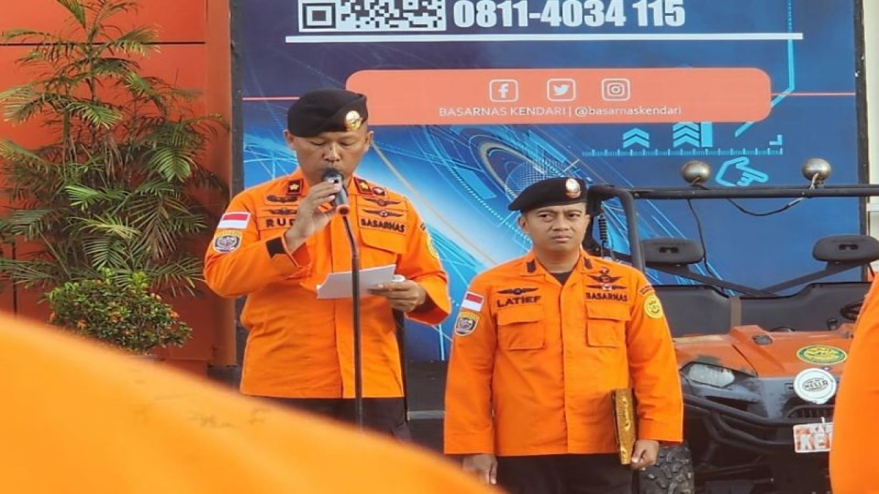 Pelaksana Tugas Kepala Kantor Basarnas Kendari Rudi saat memimpin apel penutupan Siaga SAR Khusus Lebaran Tahun 2023 di Kendari, Kamis (4/5/2023) (ANTARA/HO-Humas Basarnas Kendari)
