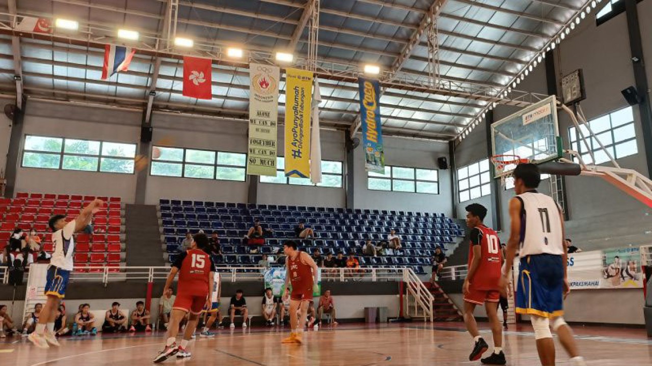 Peserta turnamen City Selection Mandiri 3X3 Indonesia Tournament City seri Jawa Barat yang digelar di Kota Cirebon, Jawa Barat, Senin (1/5/2023). (ANTARA/Khaerul Izan)