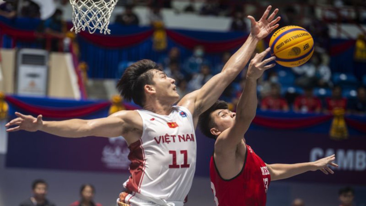 Pebasket Indonesia Avan Seputra (kanan) berebut bola di udara dengan pebasket Vietnam Ban Vo Kim (kiri) saat pertandingan penyisihan grup A bola basket 3x3 putra SEA Games 2023 di Morodok Techno Elephant Hall, Kamboja, Sabtu (6/5/2023). ANTARA FOTO/M Agung Rajasa/tom.