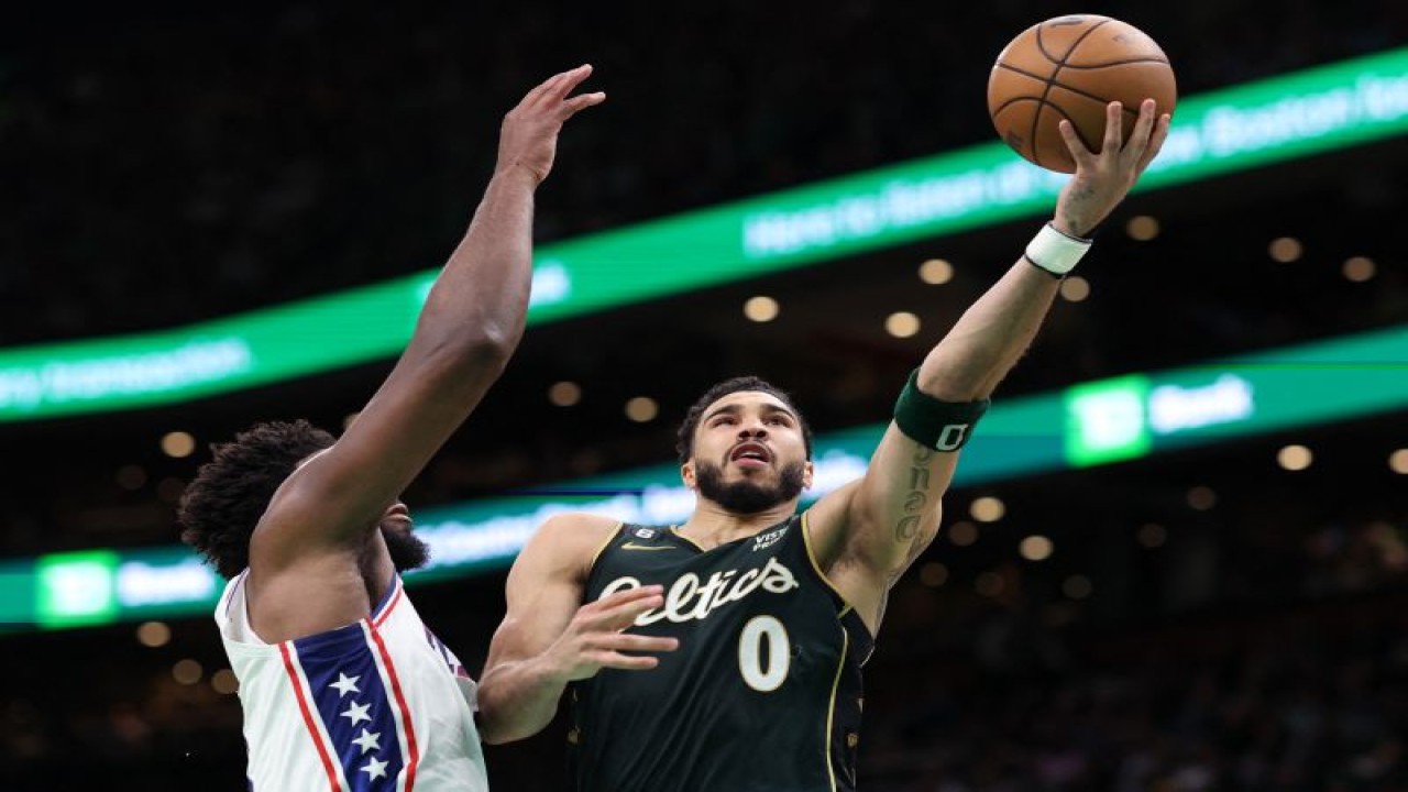 Pebasket Boston Celtics Jayson Tatum (kanan) melakukan tembakan dan dihalangi pebasket Philadelphia 76ers Joel Embiid (kiri) saat laga babak semifinal NBA Wilayah Timur di TD Garden Boston, Massachusetts, Selasa (8/5/2023). (Photo by Maddie Meyer / GETTY IMAGES NORTH AMERICA / Getty Images via AFP) (Getty Images via AFP/MADDIE MEYER)