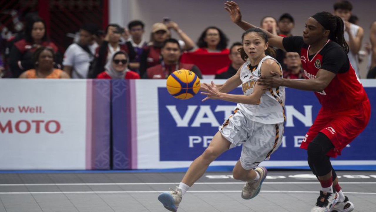 Pebasket putri Indonesia Kimberley Pierre Louis (kanan) berusaha menghadang laju pebasket putri Malaysia Sin Jie Tan (kiri) saat pertandingan penyisihan group B Bola Basket 3x3 putri SEA Games 2023 di Morodok Techno Elephant Hall, Kamboja, Sabtu (6/5/2023). Indonesia menang dengan skor 21-12. ANTARA FOTO/M Agung Rajasa/hp.