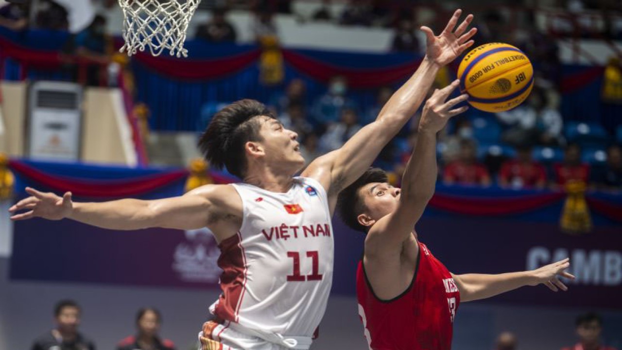 Pebasket Indonesia Avan Seputra (kanan) berebut bola di udara dengan pebasket Vietnam Ban Vo Kim (kiri) saat pertandingan penyisihan grup A bola basket 3x3 putra SEA Games 2023 di Morodok Techno Elephant Hall, Kamboja, Sabtu (6/5/2023). ANTARA FOTO/M Agung Rajasa/tom.
