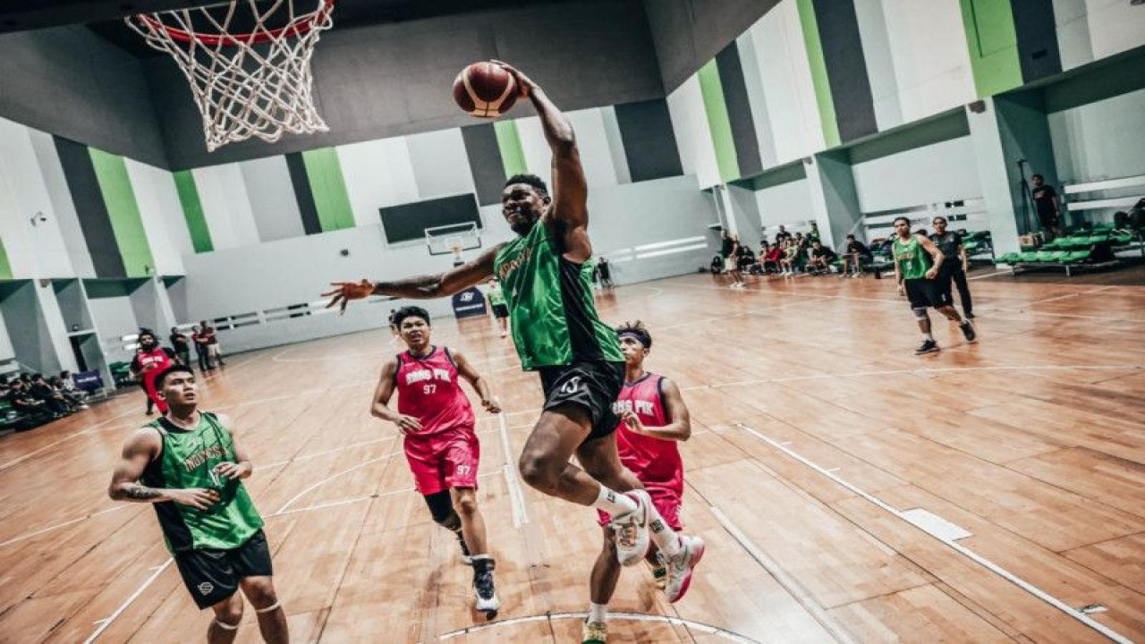 Pemain Naturalisasi Timnas Basket Putra Lester Prosper saat bertanding pada laga uji coba melawan RANS PIK Basketball di GBK Senayan Jakarta. ANTARA/HO-Perbasi