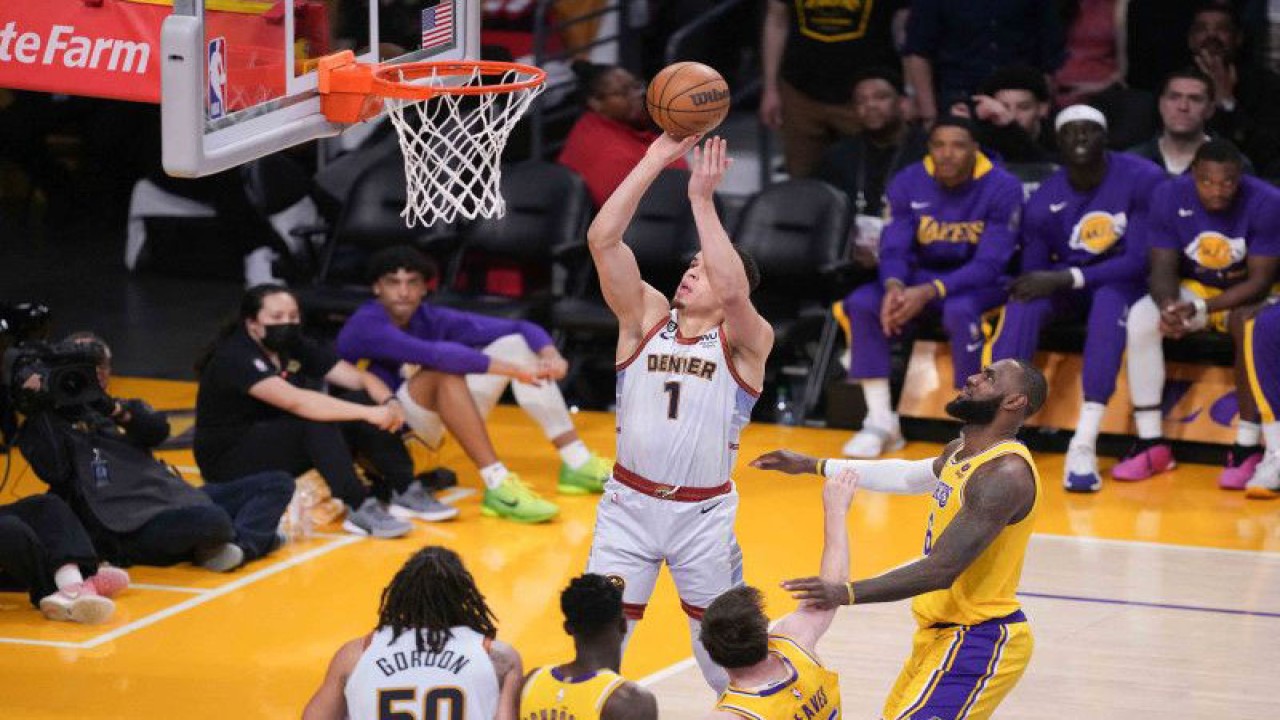 Pebasket Denver Nuggets Michael Porter Jr. (atas) memasukkan bola dan dihadang pebasket Los Angeles Lakers LeBron James (kanan  dalam pertandingan gim keempat wilayah Barat babak playoff NBA 2023, di Crypto.com Arena.​​​​​Los Angeles, California, Ameriika Serikat, Senin (22/5/2023). Denver Nuggets menang tipis atas LA Lakers 113 -111 dan menghentikan perjuangan LA Lakers karena secara agregat Nugets sdh unggul 4-0. fANTARA FOTO/Reuters-Kirby Lee-USA TODAY Sports/hp.