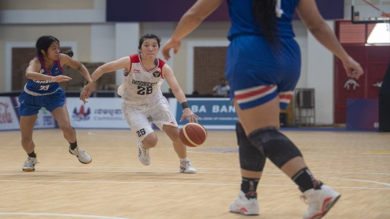 Ilustrasi - Pebasket putri Indonesia Henny Sutjiono (kedua kiri) melakukan dribble dibayangi pebasket putri Kamboja Jasmine Davina (kiri) saat pertandingan Basket 5X5 SEA Games 2023 di Elephant Hall 2, Morodok Techo Indoor Sports Center, Phnom Penh, Kamboja, Sabtu (13/5/2023). ANTARA FOTO/M Agung Rajasa/aww.