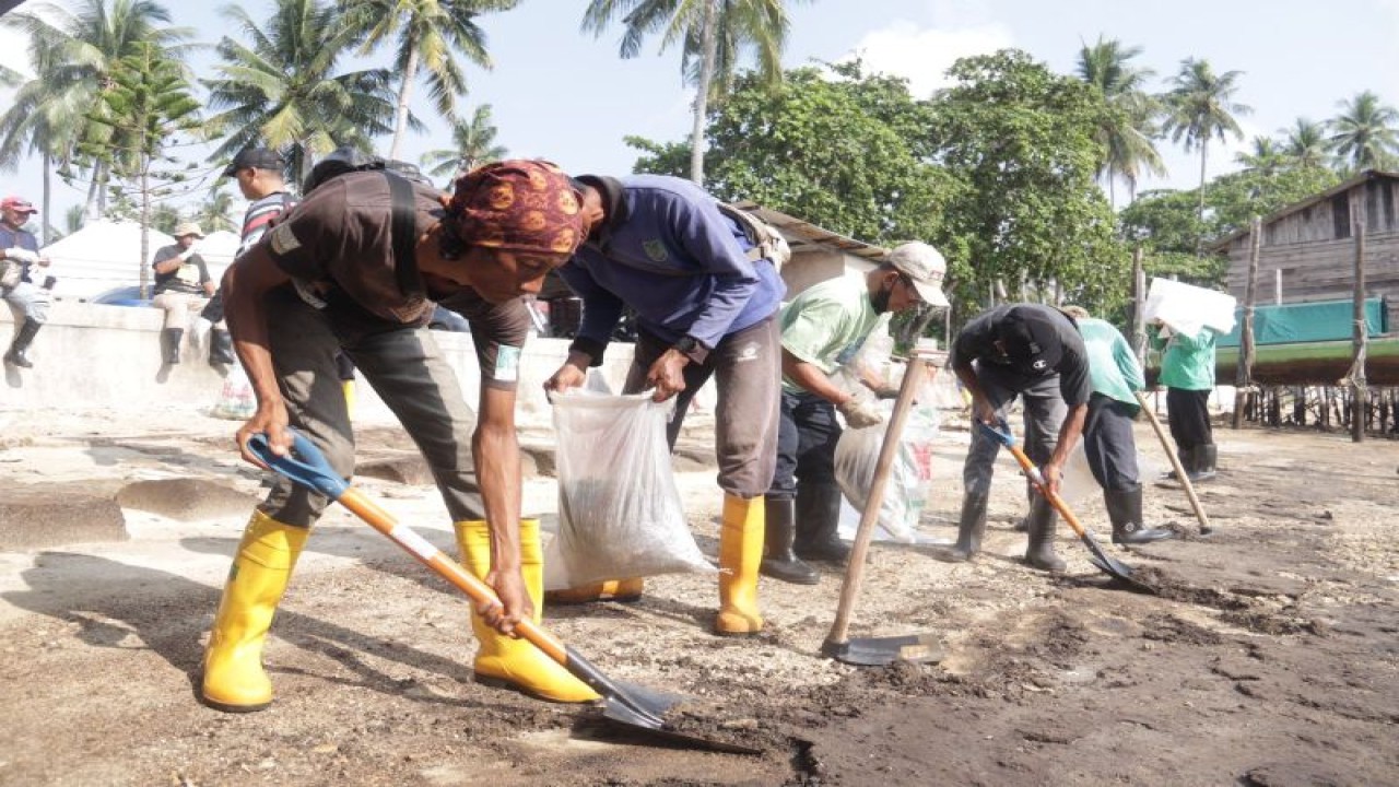 Aksi gotong royong di Pantai Melayu Kota Batam. (ANTARA/HO-DLH Batam)