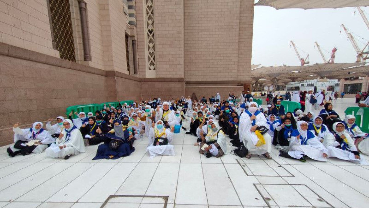 Calon haji kloter 3 Embarkasi Batam akan memasuki Raudhah di Masjid Nabawi, Madinah (29/5/2023). (ANTARA/HO-PPIH Embarkasi Batam)