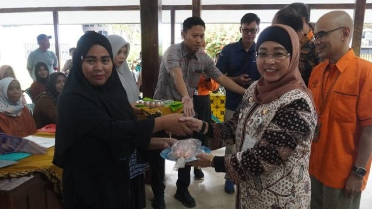 Penjabat Bupati Batang Lani Dwi Rejeki sedang memberikan bantuan sosial berupa bahan pangan mentah pada penerima manfaat atau keluarga berisiko stunting, Kamis (11/5/2023). (ANTARA/Kutnadi)