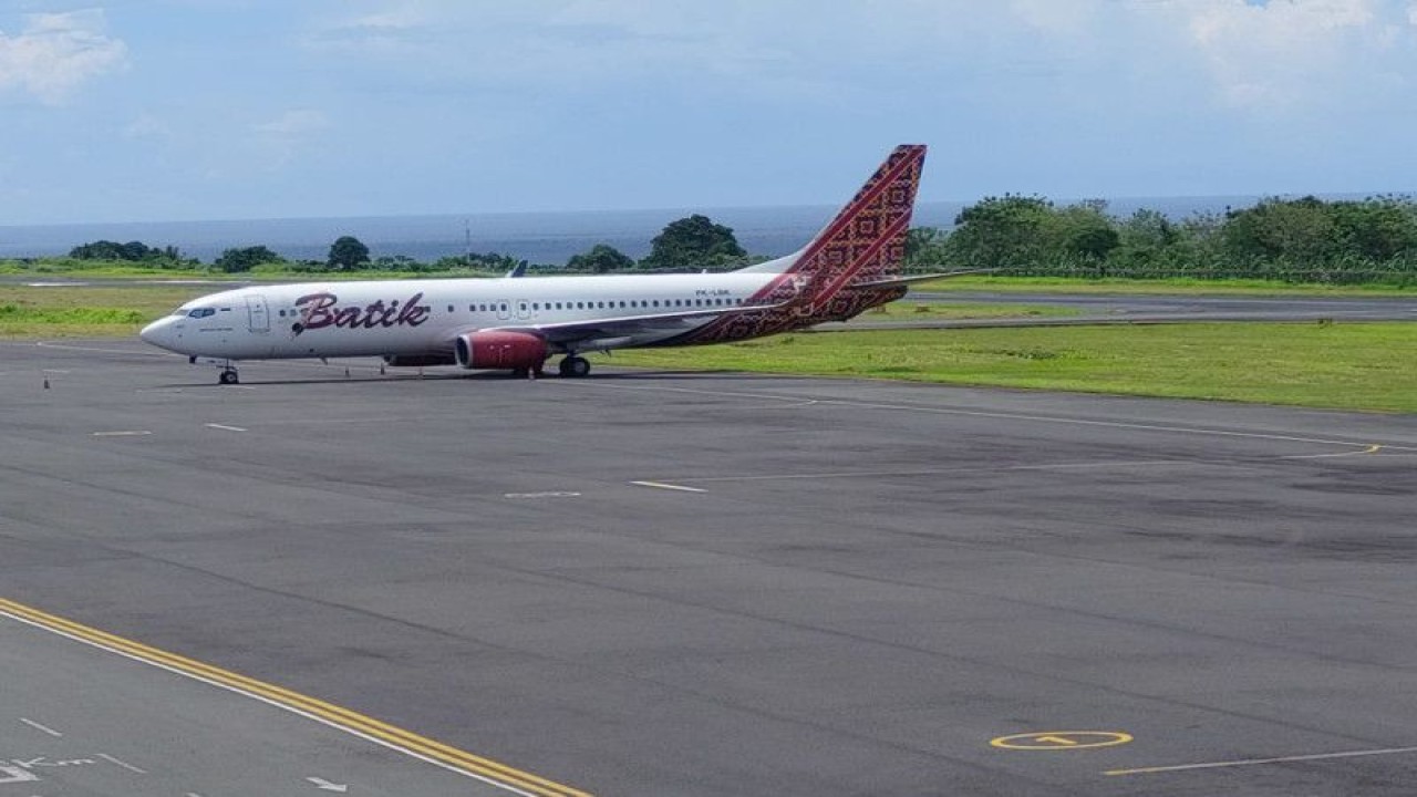 Pesawat Boeing 737 800 NG dengan registrasi PK-LBK, teknisi dan pilot dengan teliti menemukan adanya potensi keretakan pada kaca kokpit bagian luar sebelah kiri saat ini berada di landaran Bandara Sultan Baabullah Ternate untuk diperbaiki, Senin (8/5/2023). ANTARA/Abdul Fatah (Abdul Fatah)