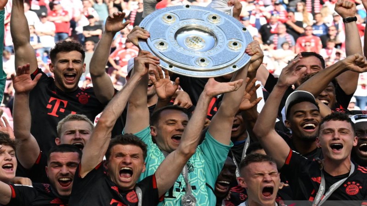 Para pemain Bayern Muenchen merayakan gelar juara Bundesliga musim 2022/23 setelah menang 2-1 atas FC Cologne pada 27 Mei 2023. ANTARA/AFP/CHRISTOF STACHE
