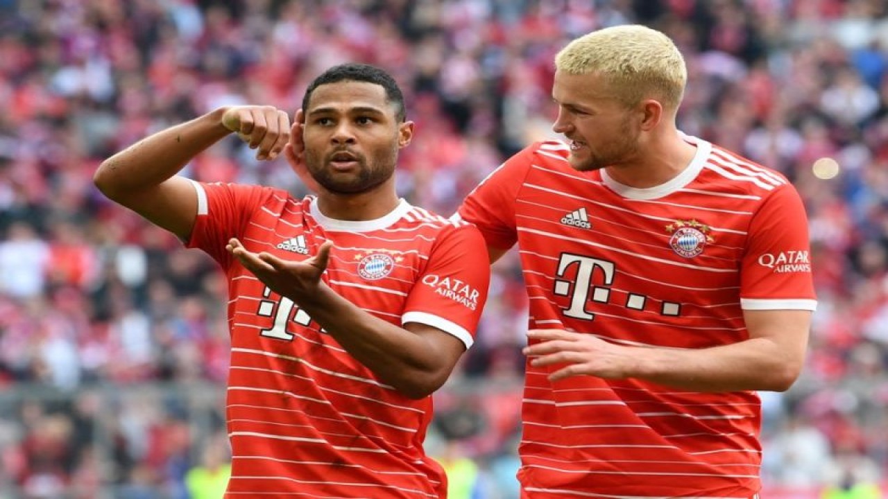 Penyerang Bayern Muenchen Serge Gnarby (kiri) merayakan keberhasilannya mencetak gol pada pertandingan kontra Hertha Berlin pada pekan ke-30 Liga Jerman di Stadion Allianz Arena, Muenchen, Minggu (30/4/2023). Pada pertandingan ini Bayern Muenchen menang dengan skor 2-0. (ANTARA/AFP/CHRISTOF STACHE)
