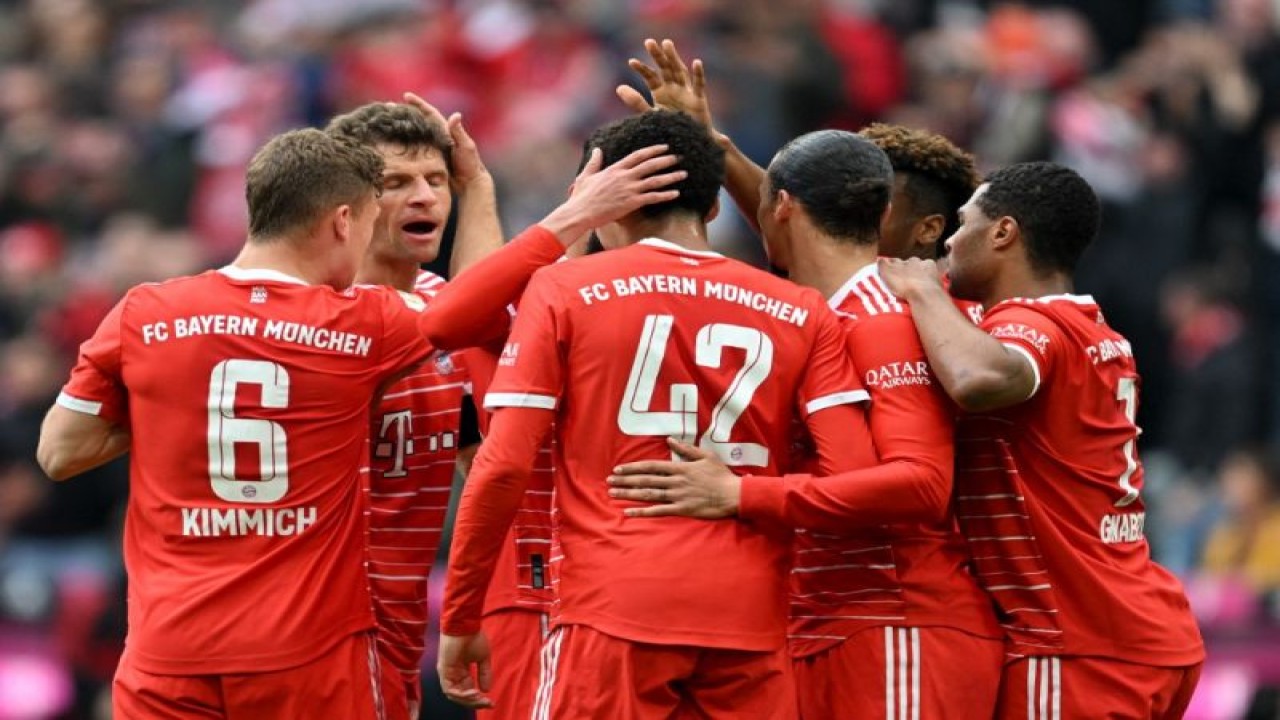 Para pemain Bayern Muenchen merayakan keberhasilan Thomas Muller (kedua kiri) mencetak gol ketika pertandingan kontra Schalke pada pekan ke-32 Liga Jerman di Stadion Allianz Arena, Muenchen, Sabtu (13/5/2023). Pada pertandingan tersebut Bayern Muenchen menang dengan skor 6-0. (ANTARA/AFP/CHRISTOF STACHE)