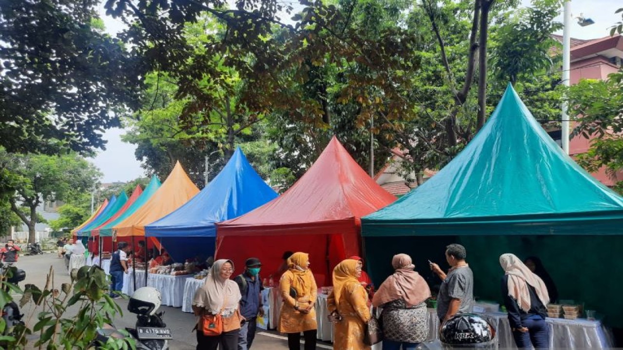 Situasi bazar murah di Kecamatan Grogol Petamburan, tepatnya di depan Kantor Kelurahan Grogol, Selasa (23/5/2023). ANTARA/Risky Syukur