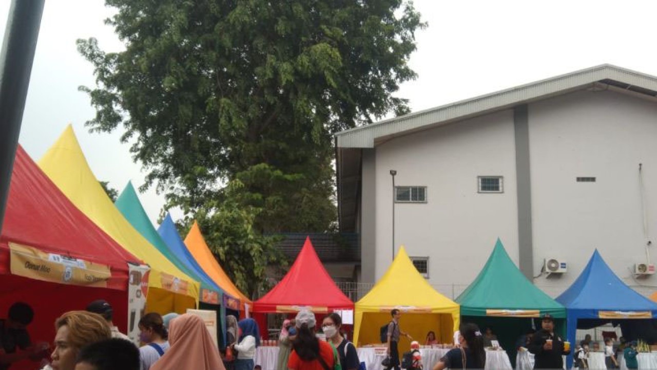 Bazar Jakpreneur yang diadakan oleh Suku Dinas Perindustrian Perdagangan Koperasi Usaha Kecil Menengah (PPKUKM) Jakarta Barat di Kecamatan Cengkareng, Jakarta Barat, pada Selasa (30/5/2023). ANTARA/Risky Syukur