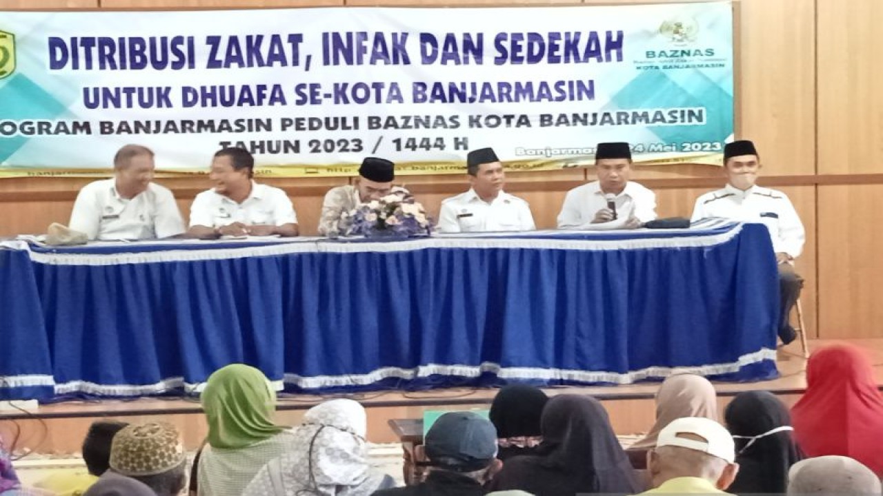 Badan Amil Zakat (Baznas) Kota Banjarmasin saat menyalurkan bantuan tunai bagi ratusan dhuafa di Kecamatan Banjarmasin Utara, Rabu (24/5/2023). (ANTARA/Sukarli)