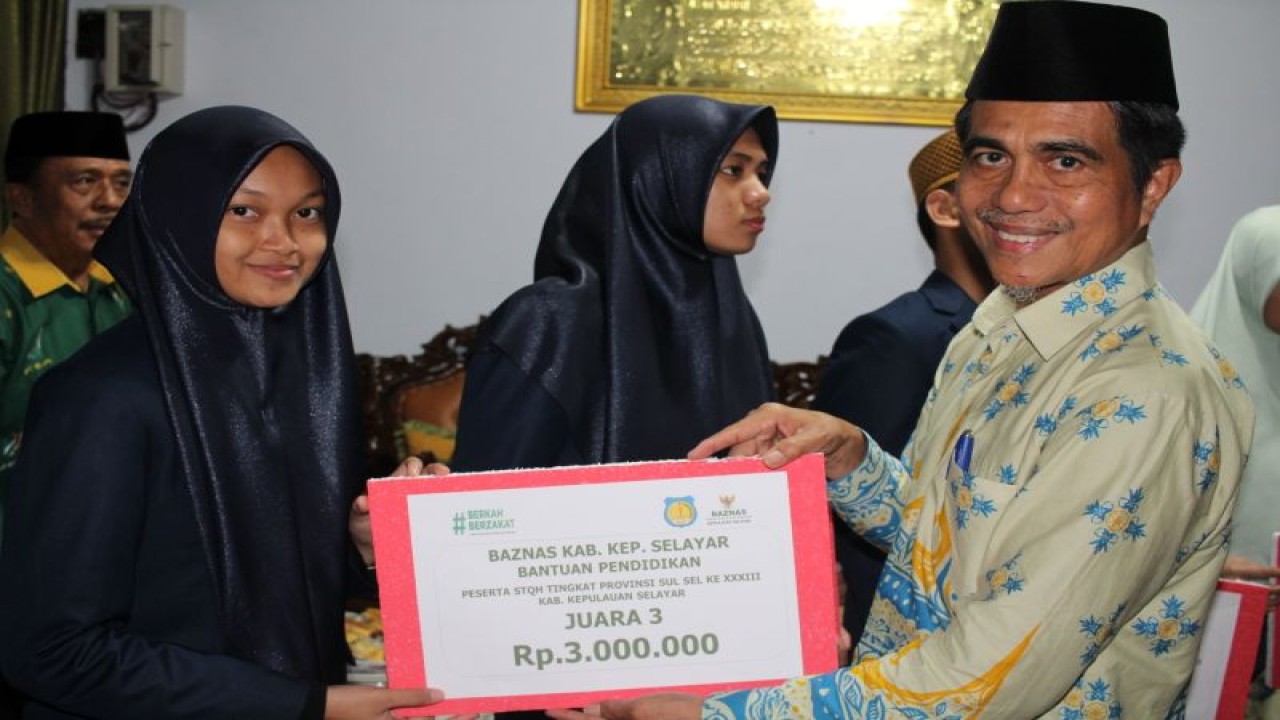 Pihak Baznas Selayar, Sulsel saat menyerahkan bantuan pendidikan kepada peserta STQH XXXIII Sulsel dari Selayar, Senin malam (8/05/2023). ANTARA Foto/HO-Humas Pemkab Selayar
