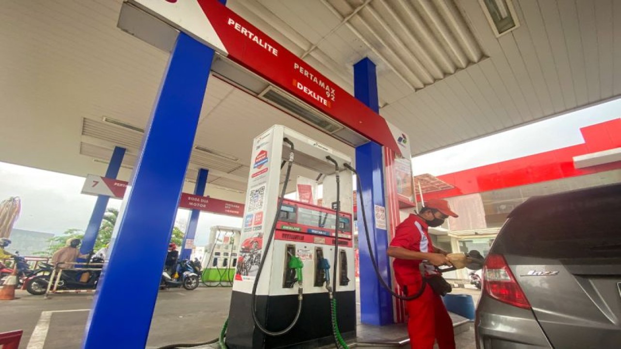 Petugas tengah melayani pembelian bahan bakar minyak di stasiun pengisian bahan bakar umum (SPBU). ANTARA/HO-PT Pertamina Patra Niaga Sumbagsel