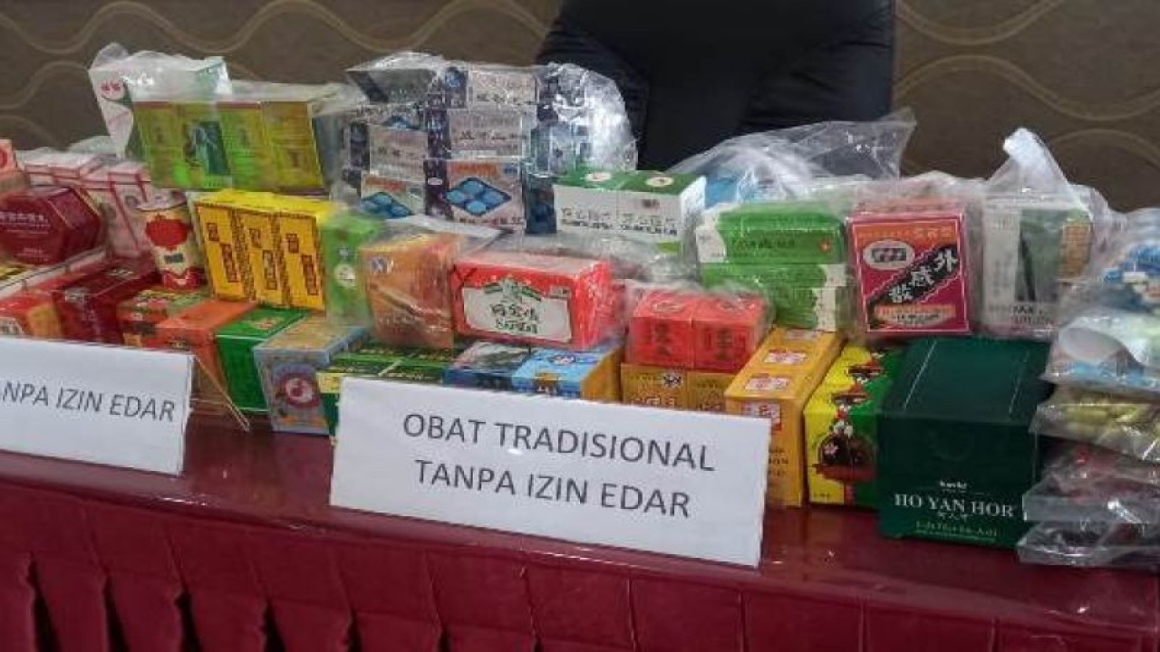 Balai Besar Pengawas Obat dan Makanan (BBPOM) di Pekanbaru melakukan operasi penindakan terhadap tersangka Jo dan KP pemilik toko yang diduga mendistribusikan sediaan farmasi obat  impor dan obat tradisional tanpa izin edar total 17.780 pcs. ANTARA/Frislidia