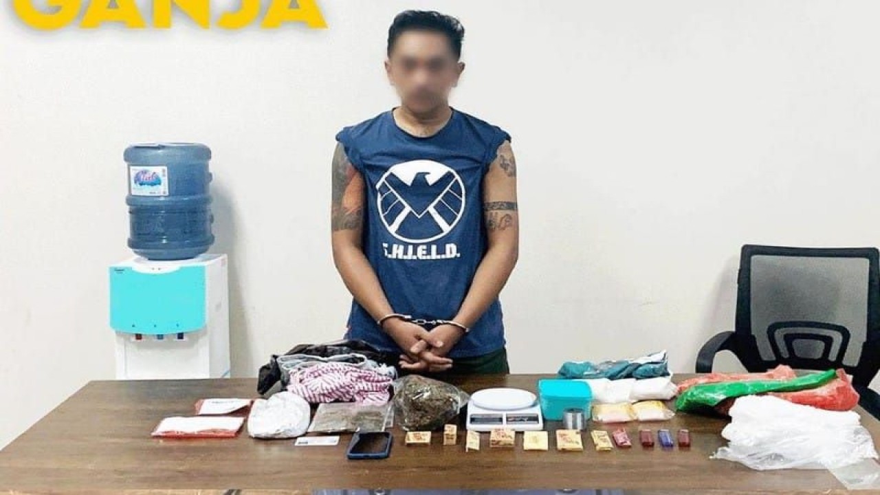 Bea Cukai Palangka Raya mengamankan seorang pria NP beserta ganja seberat 367 gram yang dipesannya melalui paket jasa pengiriman barang yang perwakilannya berada di daerah setempat, pada hari Jumat (19/5/2023). ANTARA/Bea Cukai Palangka Raya.