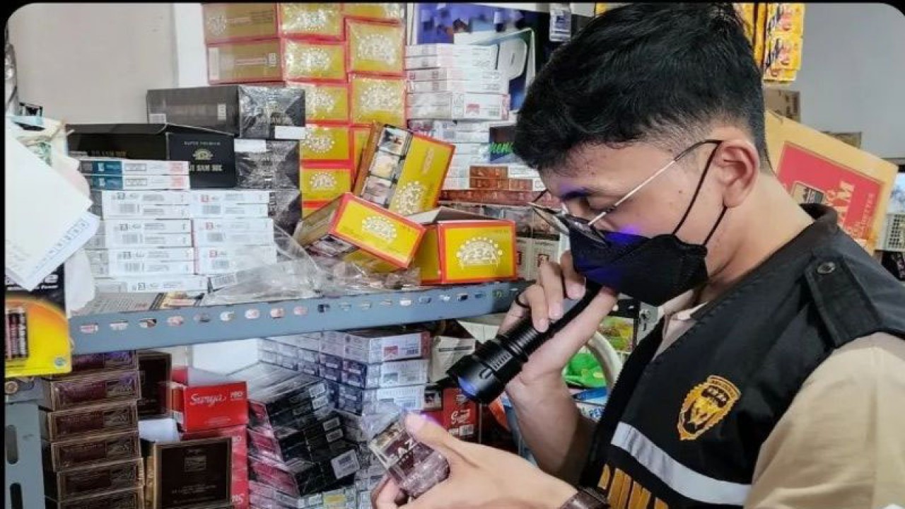 Petugas Kantor Bea Cukai Banjarmasin saat operasi pasar barang kena cukai untuk mencegah peredaran rokok ilegal. ANTARA/Firman