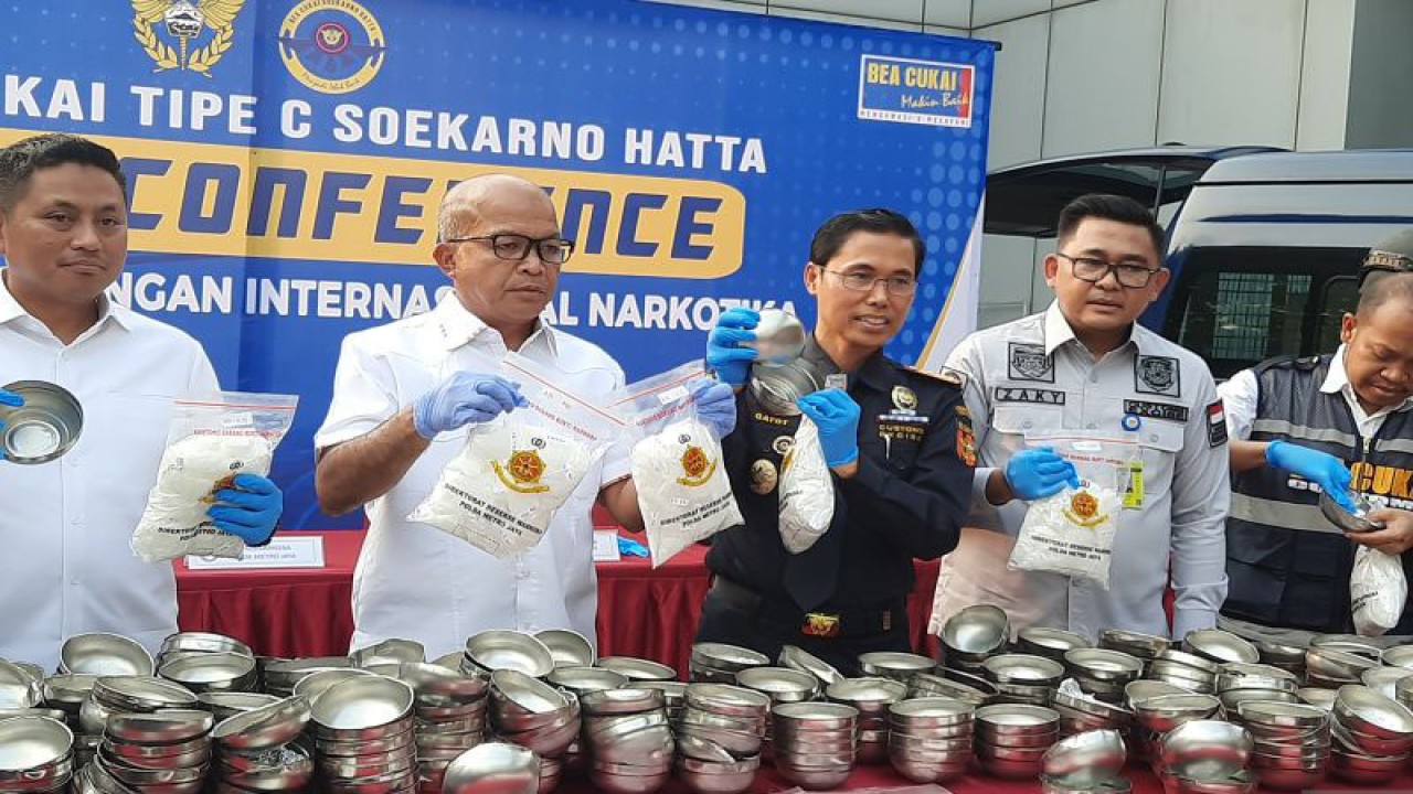 Kepala Kantor Pelayanan Utama Bea dan Cukai Soekarno-Hatta Gatot Sugeng Wibowo menunjukan barang bukti hasil ungkap kasus penyelundupan sabu-sabu. (ANTARA/Azmi Samsul Maarif)