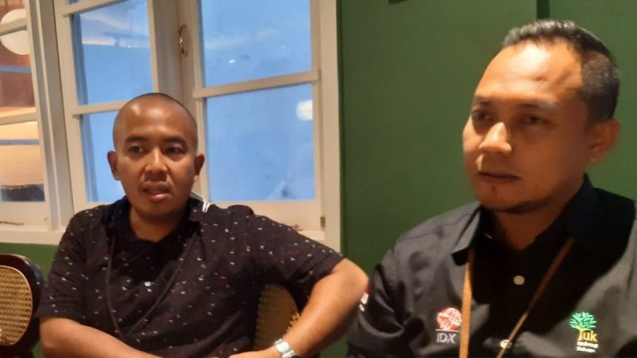 Kepala BEI Jawa Tengah II M Wira Adibrata (kanan) bersama Direktur Utama Indonesia SIPF Narotama Aryanto (kiri) bertemu dengan wartawan di Solo, minggu lalu. ANTARA/Aris Wasita