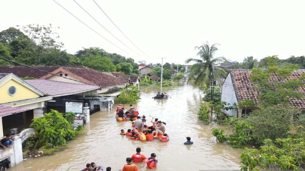 Bencana banjir merendam ratusan rumah warga di Kota Baturaja. (ANTARA/Edo Purmana/Arsip/23)